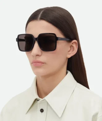 Sonnenbrille mit weicher, eckiger Form