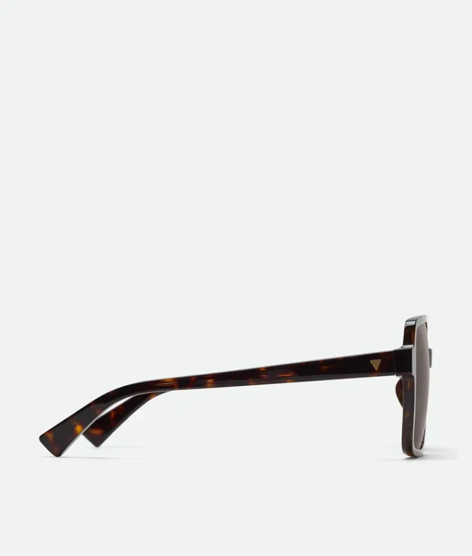 Sonnenbrille mit weicher, eckiger Form Sonnenbrille mit weicher, eckiger Form