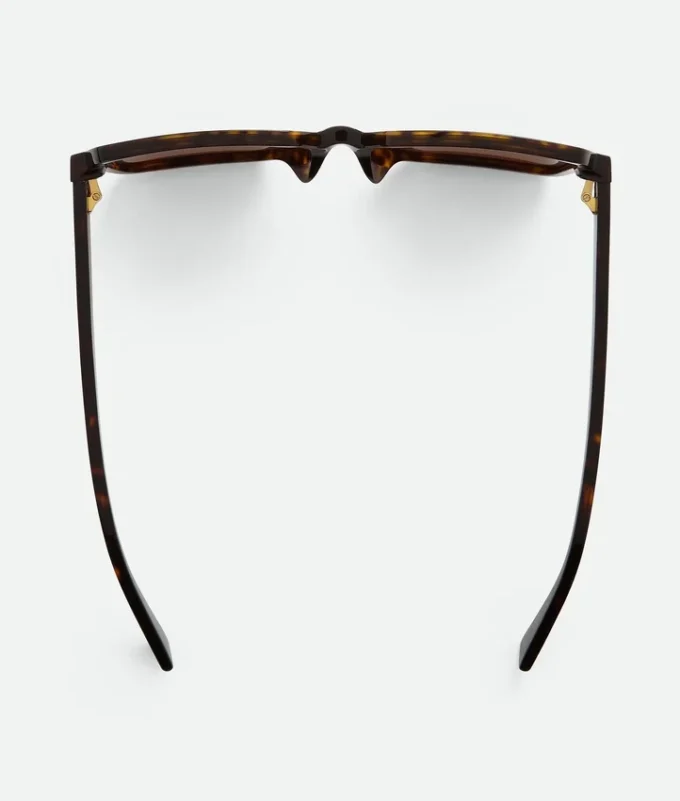Sonnenbrille mit weicher, eckiger Form Sonnenbrille mit weicher, eckiger Form