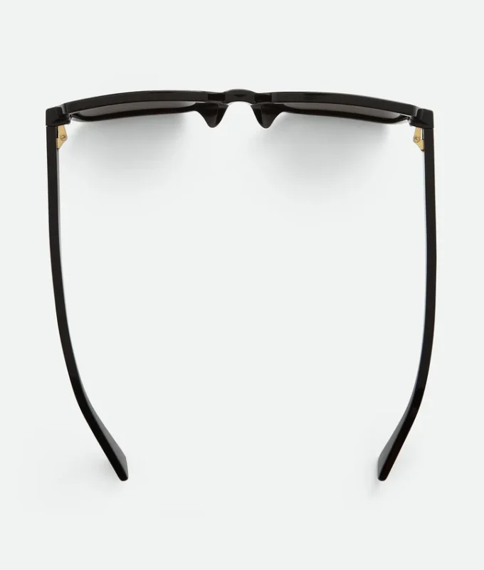 Sonnenbrille mit weicher, eckiger Form Sonnenbrille mit weicher, eckiger Form