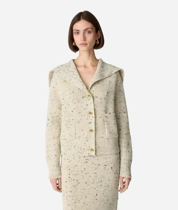 Strickjacke aus Wolle mit englischem Rippenmuster Strickjacke aus Wolle mit englischem Rippenmuster