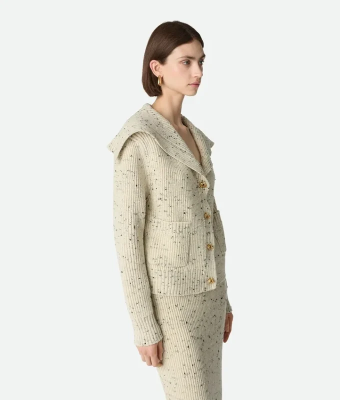 Strickjacke aus Wolle mit englischem Rippenmuster Strickjacke aus Wolle mit englischem Rippenmuster