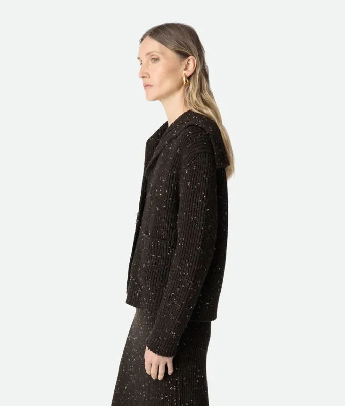Strickjacke aus Wolle mit englischem Rippenmuster Strickjacke aus Wolle mit englischem Rippenmuster