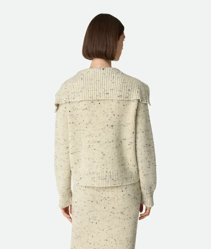 Strickjacke aus Wolle mit englischem Rippenmuster Strickjacke aus Wolle mit englischem Rippenmuster