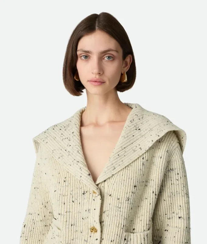 Strickjacke aus Wolle mit englischem Rippenmuster Strickjacke aus Wolle mit englischem Rippenmuster