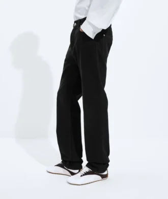 Verwaschene schwarze Jeans mit geradem Bein Verwaschene schwarze Jeans mit geradem Bein