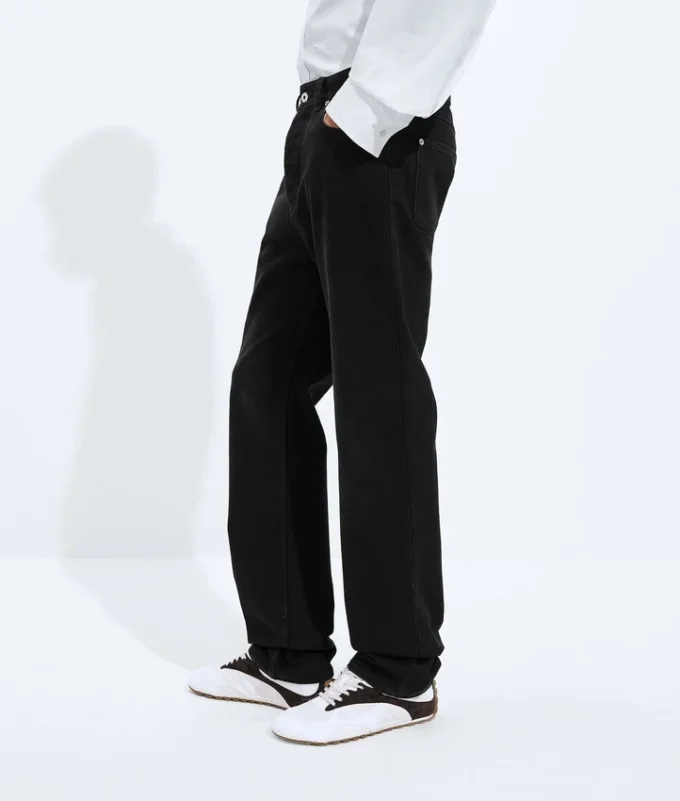 Verwaschene schwarze Jeans mit geradem Bein Verwaschene schwarze Jeans mit geradem Bein