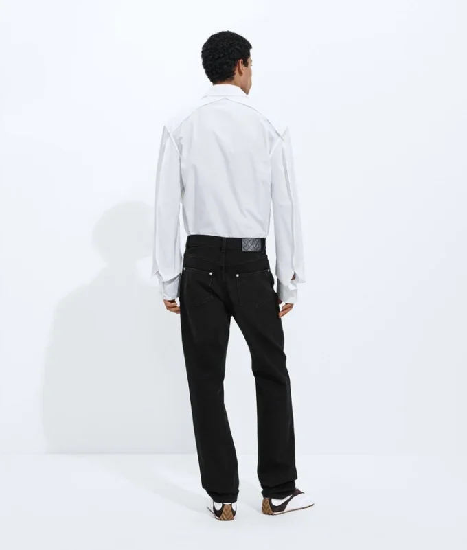 Verwaschene schwarze Jeans mit geradem Bein Verwaschene schwarze Jeans mit geradem Bein