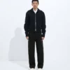 Verwaschene schwarze Jeans mit Umschlag Verwaschene schwarze Jeans mit Umschlag