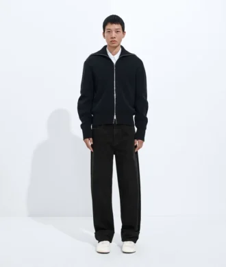 Verwaschene schwarze Jeans mit Umschlag Verwaschene schwarze Jeans mit Umschlag