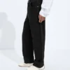 Verwaschene schwarze Jeans mit Umschlag Verwaschene schwarze Jeans mit Umschlag