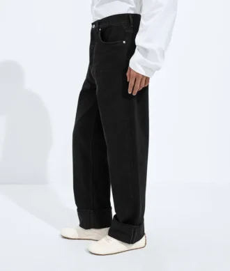 Verwaschene schwarze Jeans mit Umschlag Verwaschene schwarze Jeans mit Umschlag