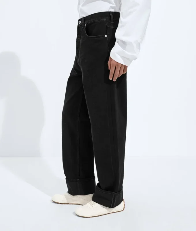 Verwaschene schwarze Jeans mit Umschlag Verwaschene schwarze Jeans mit Umschlag