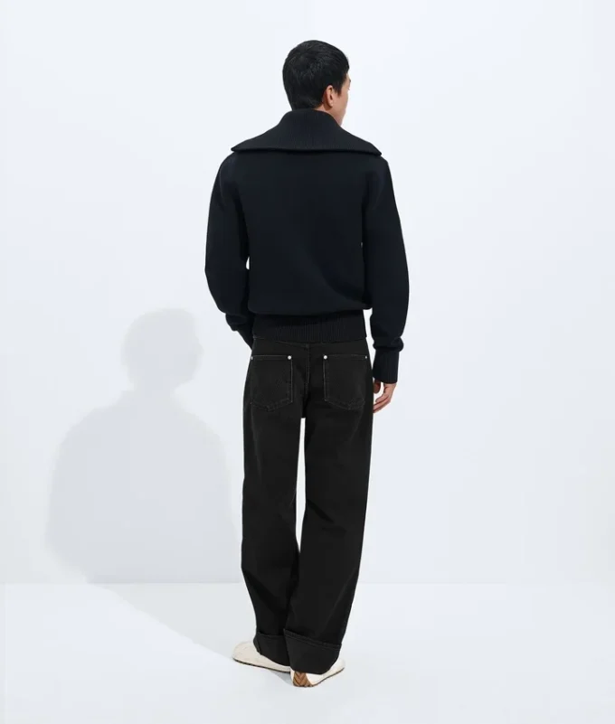 Verwaschene schwarze Jeans mit Umschlag Verwaschene schwarze Jeans mit Umschlag