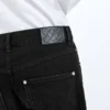 Verwaschene schwarze Jeans mit Umschlag Verwaschene schwarze Jeans mit Umschlag