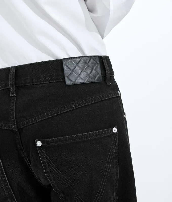 Verwaschene schwarze Jeans mit Umschlag Verwaschene schwarze Jeans mit Umschlag