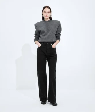 Verwaschene schwarze Jeans mit weitem Bein