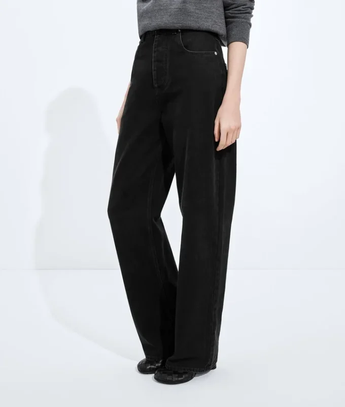 Verwaschene schwarze Jeans mit weitem Bein Verwaschene schwarze Jeans mit weitem Bein