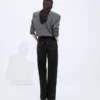 Verwaschene schwarze Jeans mit weitem Bein Verwaschene schwarze Jeans mit weitem Bein