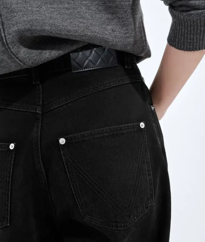 Verwaschene schwarze Jeans mit weitem Bein Verwaschene schwarze Jeans mit weitem Bein