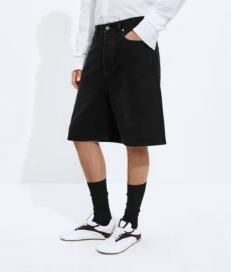 Verwaschene schwarze Jeansshorts