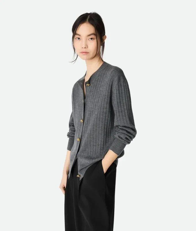 Woll-Strickjacke mit Rippmuster Woll-Strickjacke mit Rippmuster