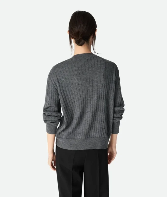 Woll-Strickjacke mit Rippmuster Woll-Strickjacke mit Rippmuster
