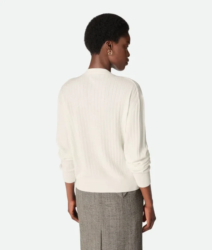 Woll-Strickjacke mit Rippmuster Woll-Strickjacke mit Rippmuster