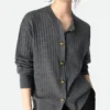 Woll-Strickjacke mit Rippmuster Woll-Strickjacke mit Rippmuster