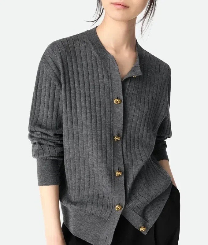 Woll-Strickjacke mit Rippmuster Woll-Strickjacke mit Rippmuster
