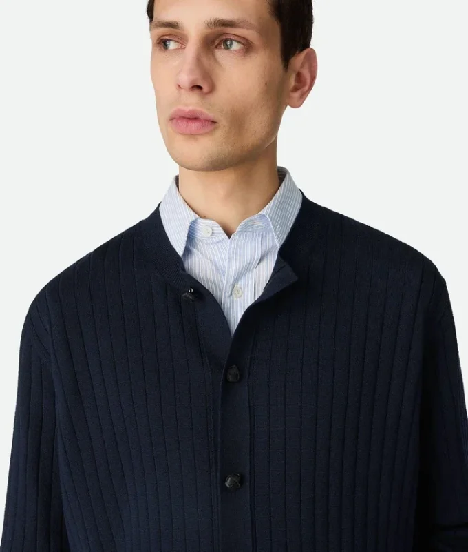 Woll-Strickjacke mit Rippmuster Woll-Strickjacke mit Rippmuster