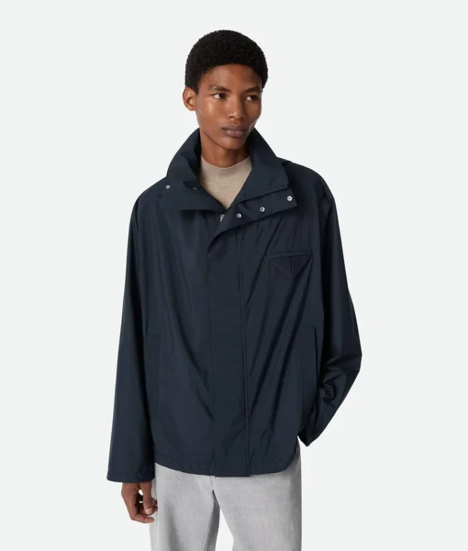 Zusammenpackbare Nylon-Blouson mit Kapuze Zusammenpackbare Nylon-Blouson mit Kapuze