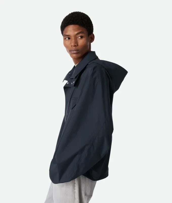 Zusammenpackbare Nylon-Blouson mit Kapuze Zusammenpackbare Nylon-Blouson mit Kapuze
