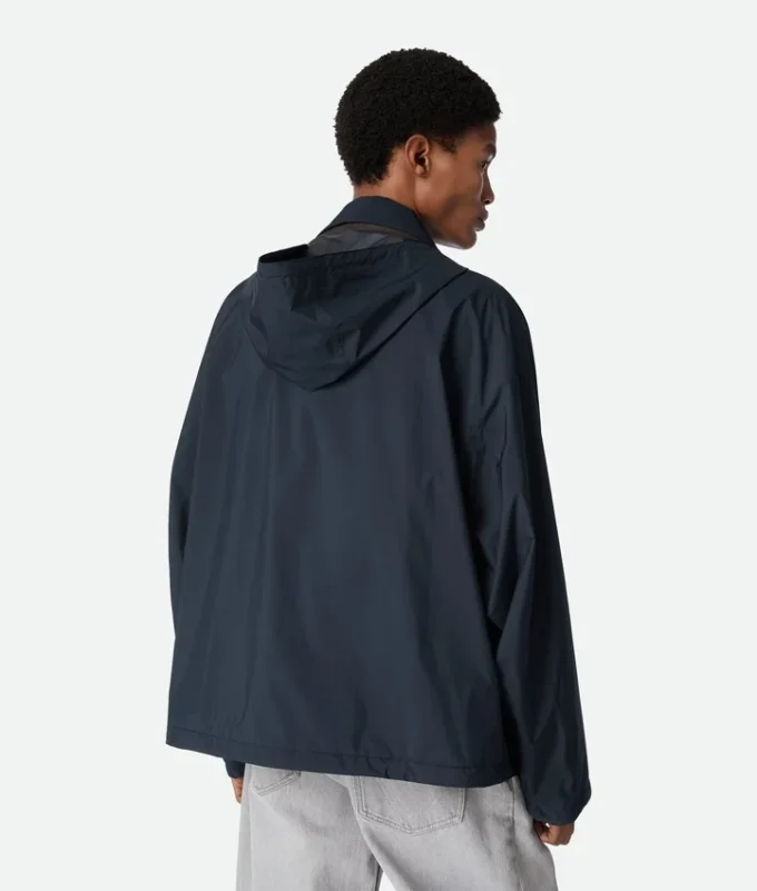 Zusammenpackbare Nylon-Blouson mit Kapuze Zusammenpackbare Nylon-Blouson mit Kapuze