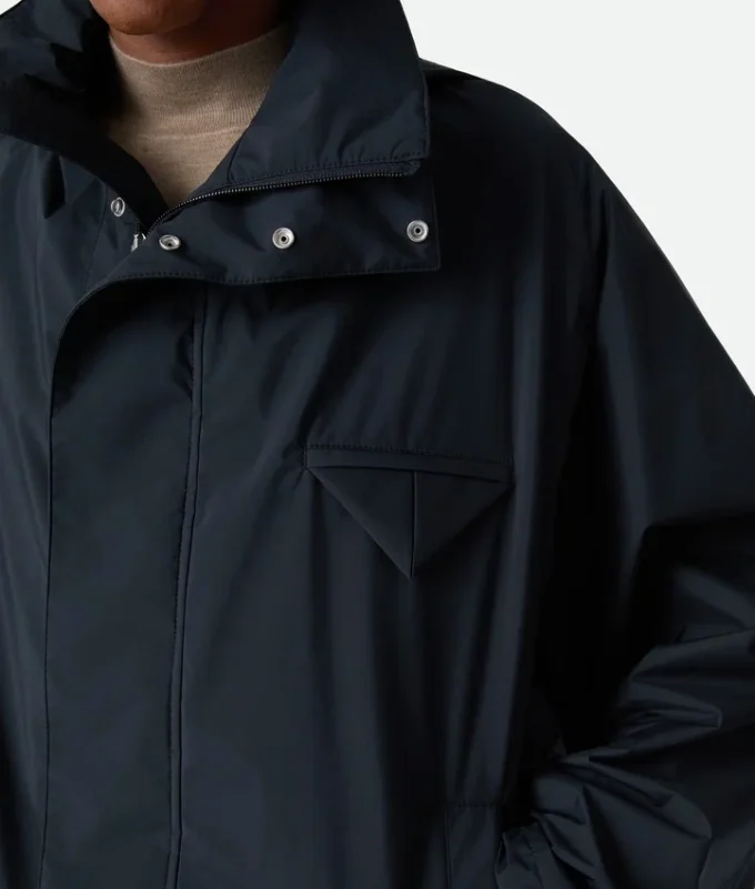 Zusammenpackbare Nylon-Blouson mit Kapuze Zusammenpackbare Nylon-Blouson mit Kapuze